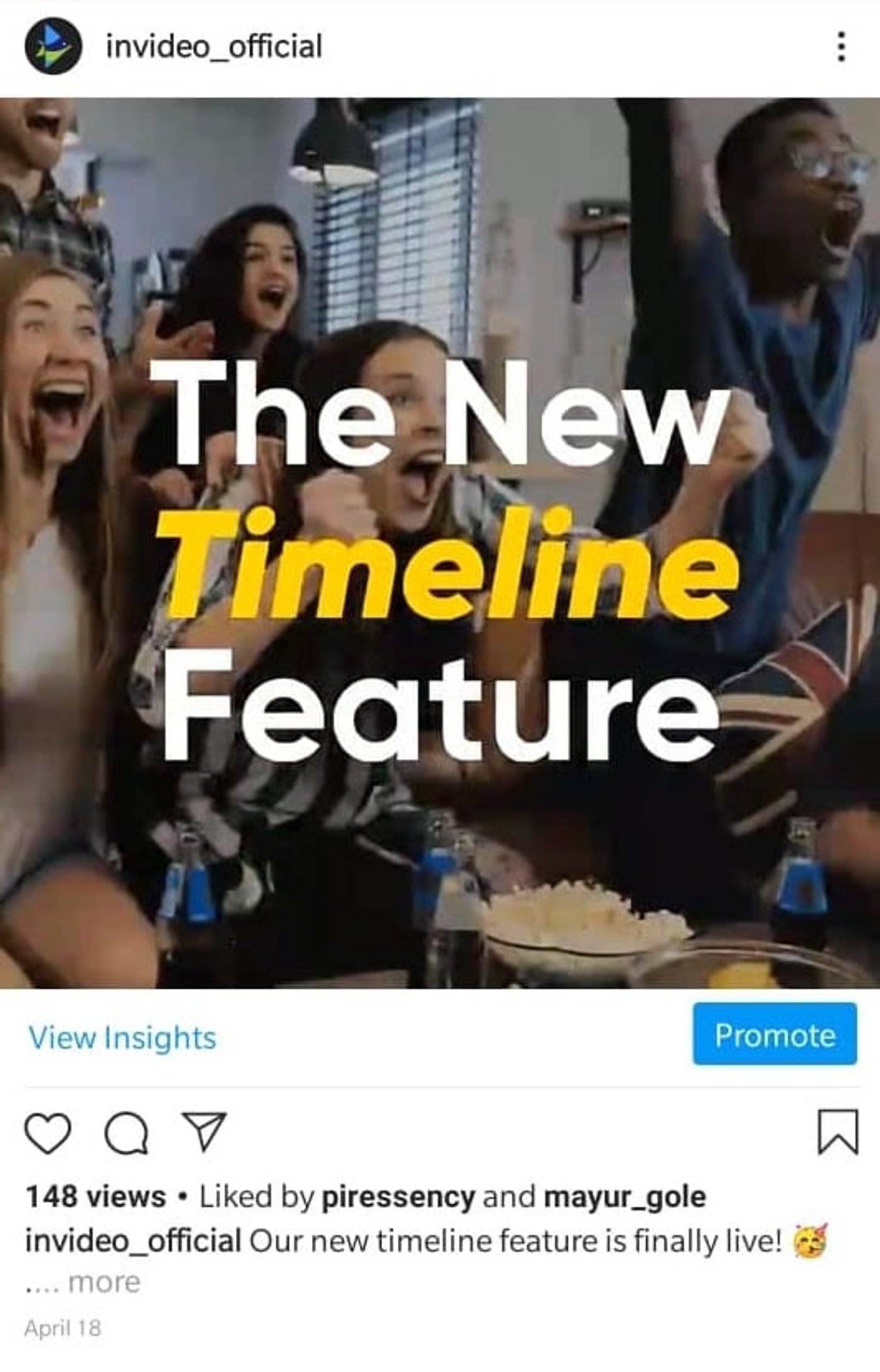 Post de instagram de InVideo con amigos reunidos en la sala, viendo televisión y celebrándolo con un cubo de palomitas de maiz en la mesa y refrescos