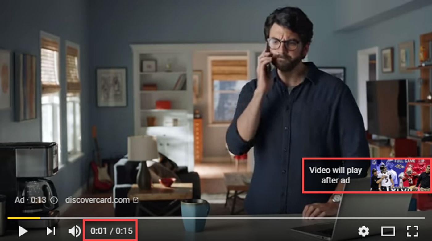 Youtube ads com homem segurando o telefone celular na orelha e vestido com calça jeans e camisa preta