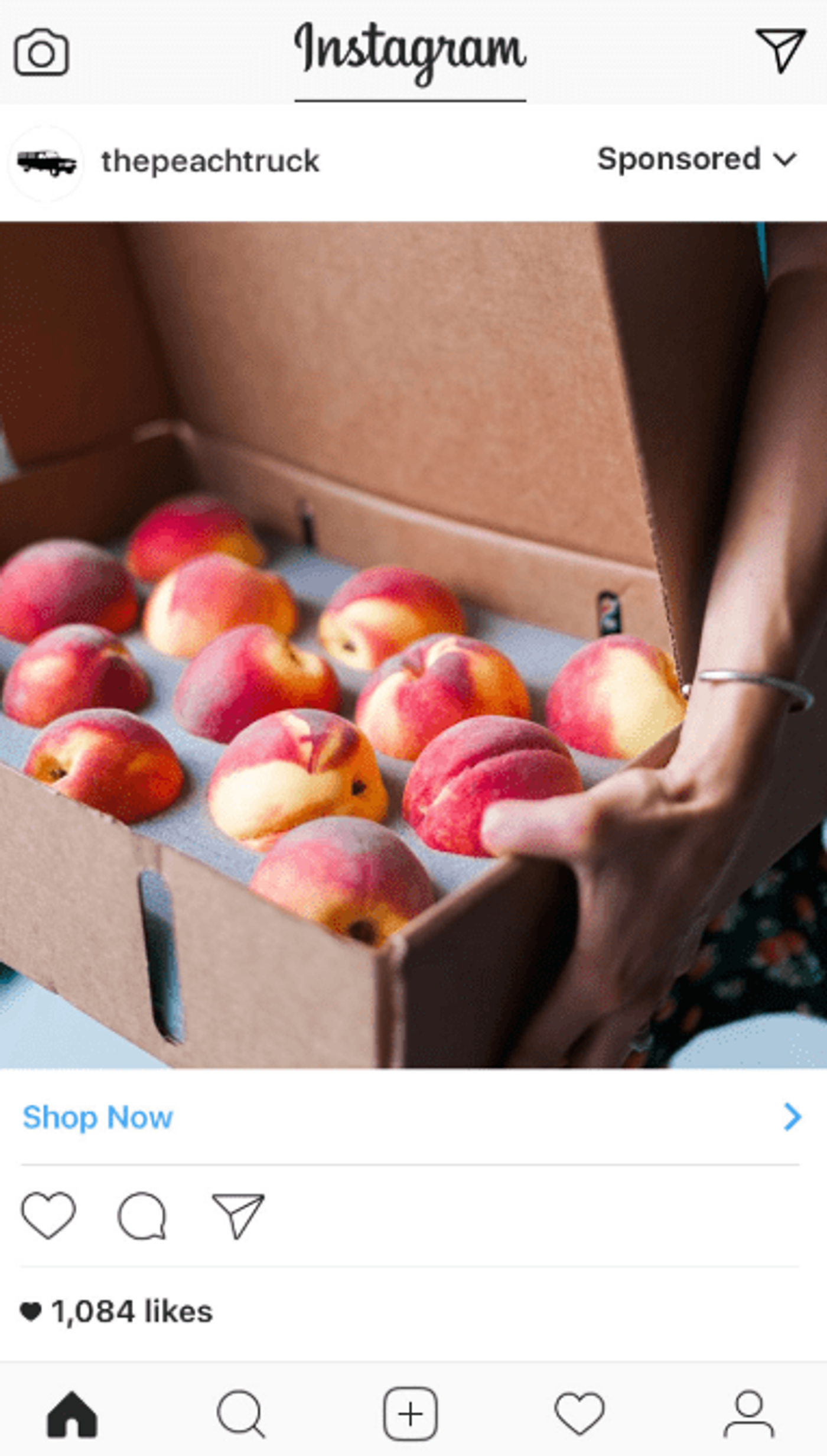 Foto do instagram de uma pessoa segurando uma caixa com pêssegos maduros