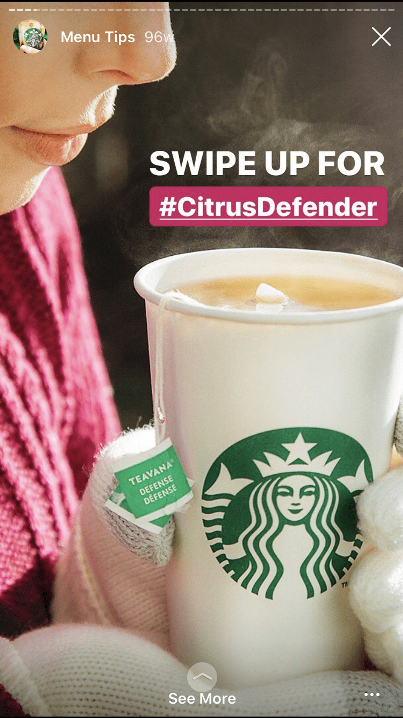 Stories de Instagram, mujer sosteniendo una taza de té de Starbucks con guantes de frío