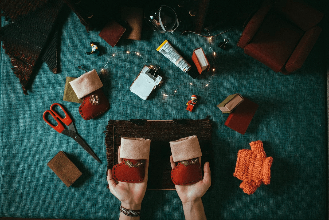 Mesa com itens para um vídeo com tema de faça voce mesmo