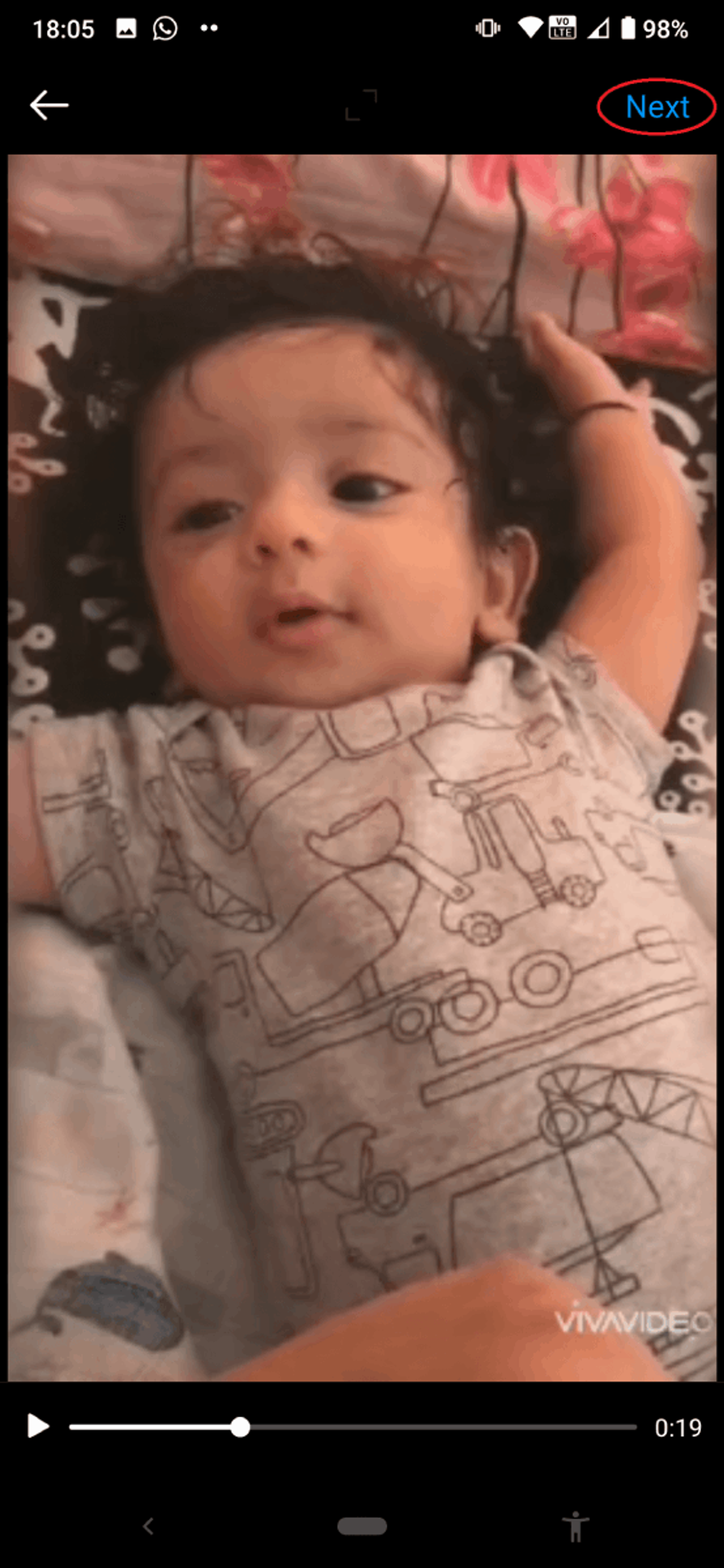 Prévia do IGTV com um bebê deitado olhando para o lado