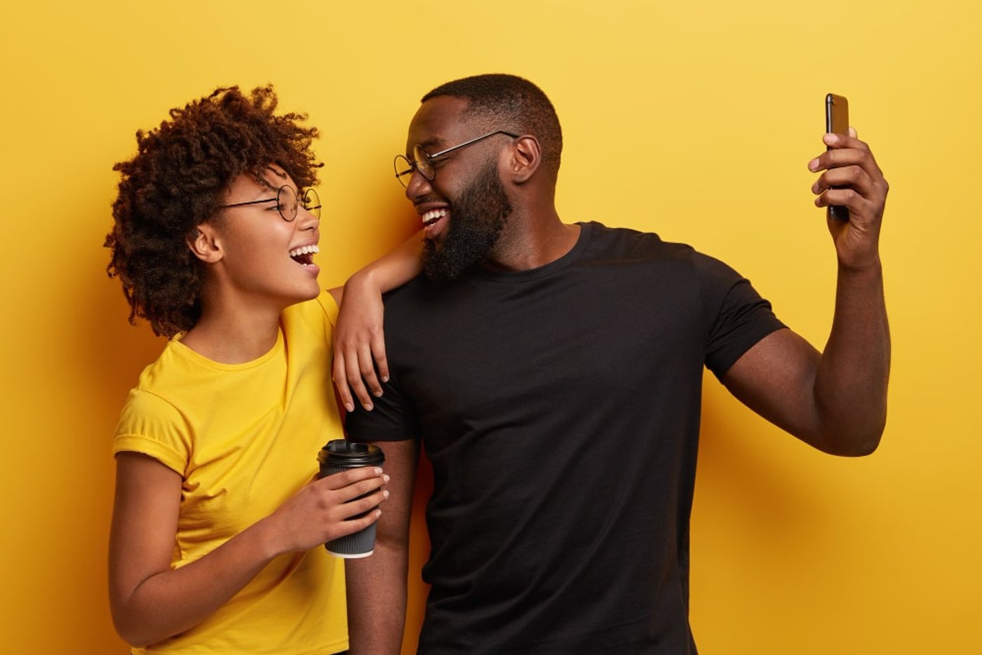 Retrato de uma mulher e um homem muito felizes tirando uma selfie em um smartphone moderno