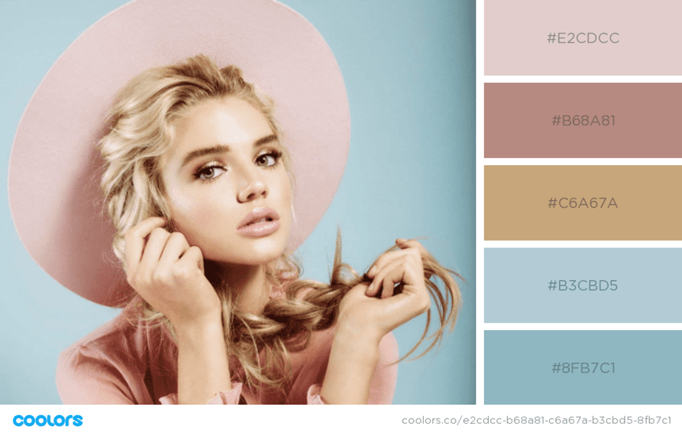 Mujer rubia con vestido rosa pastel, sombrero rosa pastel y fondo azul pastel