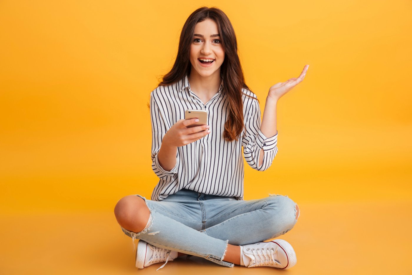 jovem mulher com celular na mão