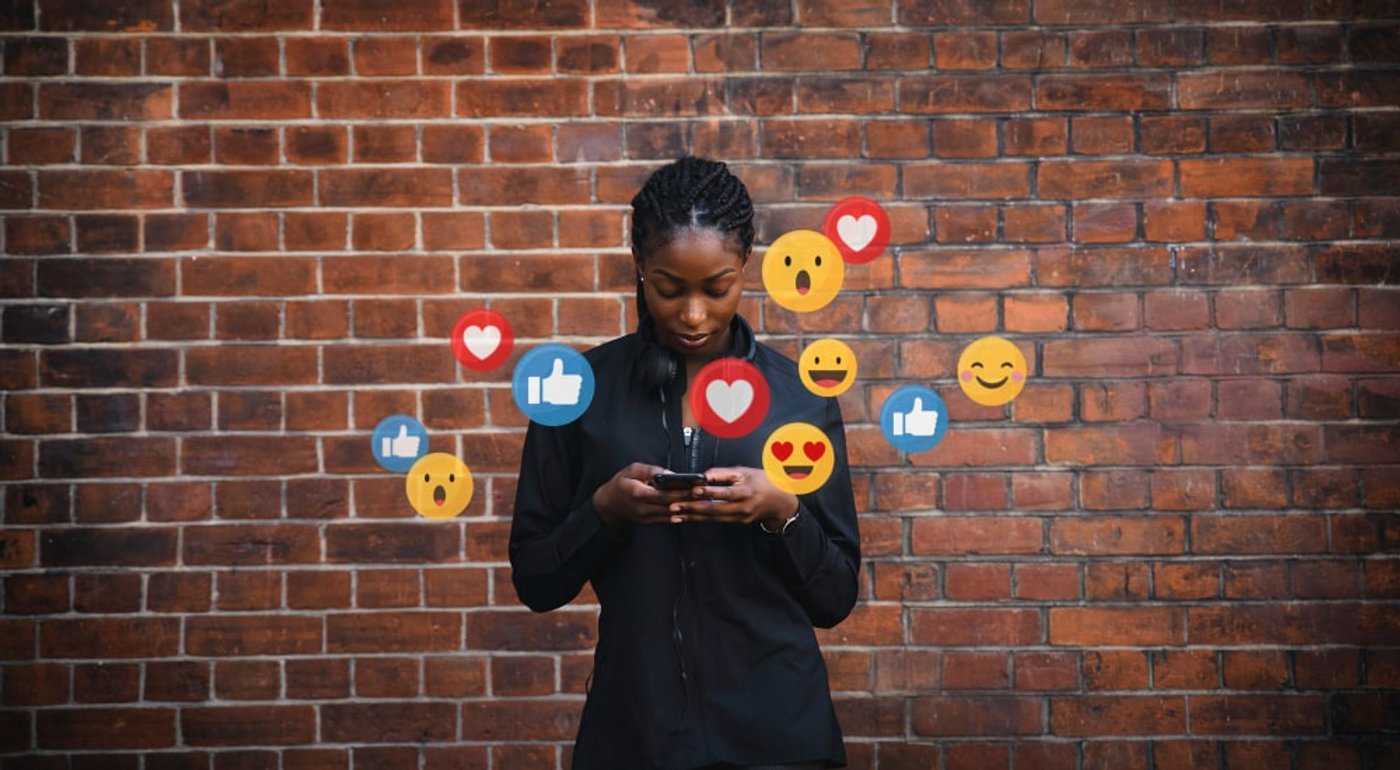 mulher usando o celular e vendo uma live no celular