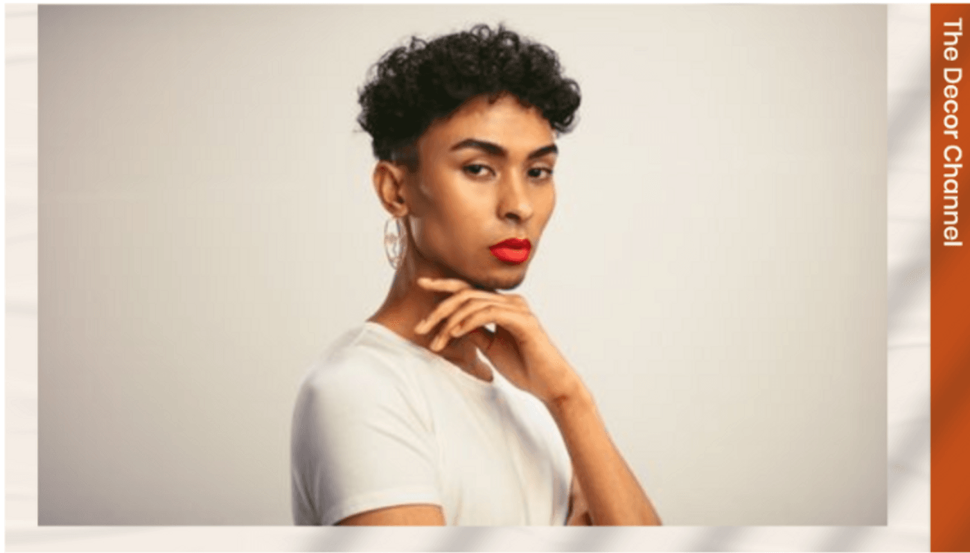 mulher posando para fotografia em frente a um fundo branco